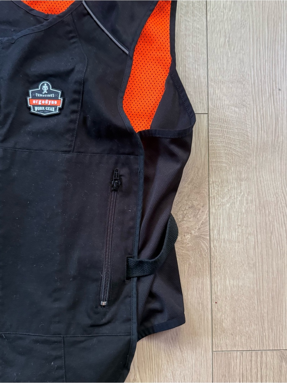 Tenacious ergodyne cooling Vest size  L-XL
(Cooling Packs not included)